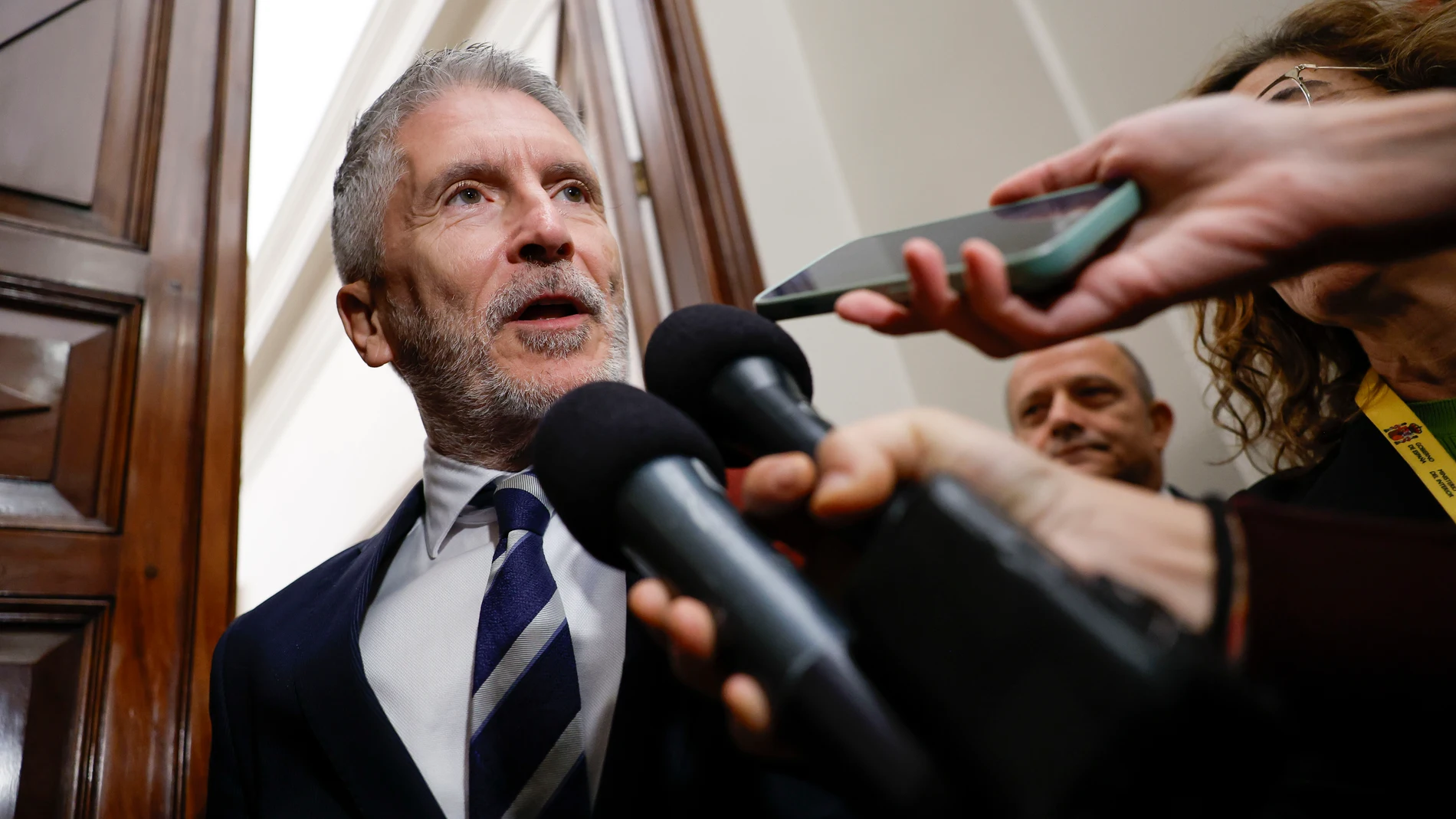 FOTODELDÍA MADRID, 28/10/2025.- El ministro del Interior, Fernando Grande-Marlaska, atiende a los medios en el marco de su comparecencia, a petición propia y del PP, ante la Comisión de control de los créditos destinados a gastos reservados este martes en el Congreso de los Diputados. EFE/ Mariscal