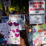 Cientos de estudiantes arropan a la familia de Sandra Peña y alzan la voz contra el acoso