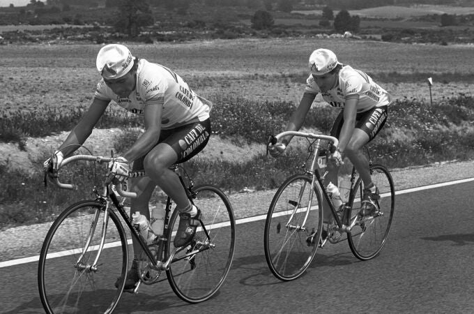 Lucho Herrera, detrás de su compañero Marco Antonio León en la Vuelta del 87 Lucho Herrera, detrás de su compañero Marco Antonio León en la Vuelta del 87