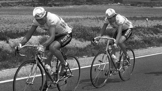 Lucho Herrera, detrás de su compañero Marco Antonio León en la Vuelta del 87 Lucho Herrera, detrás de su compañero Marco Antonio León en la Vuelta del 87