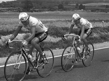 Lucho Herrera, detr&aacute;s de su compa&ntilde;ero Marco Antonio Le&oacute;n en la Vuelta del 87