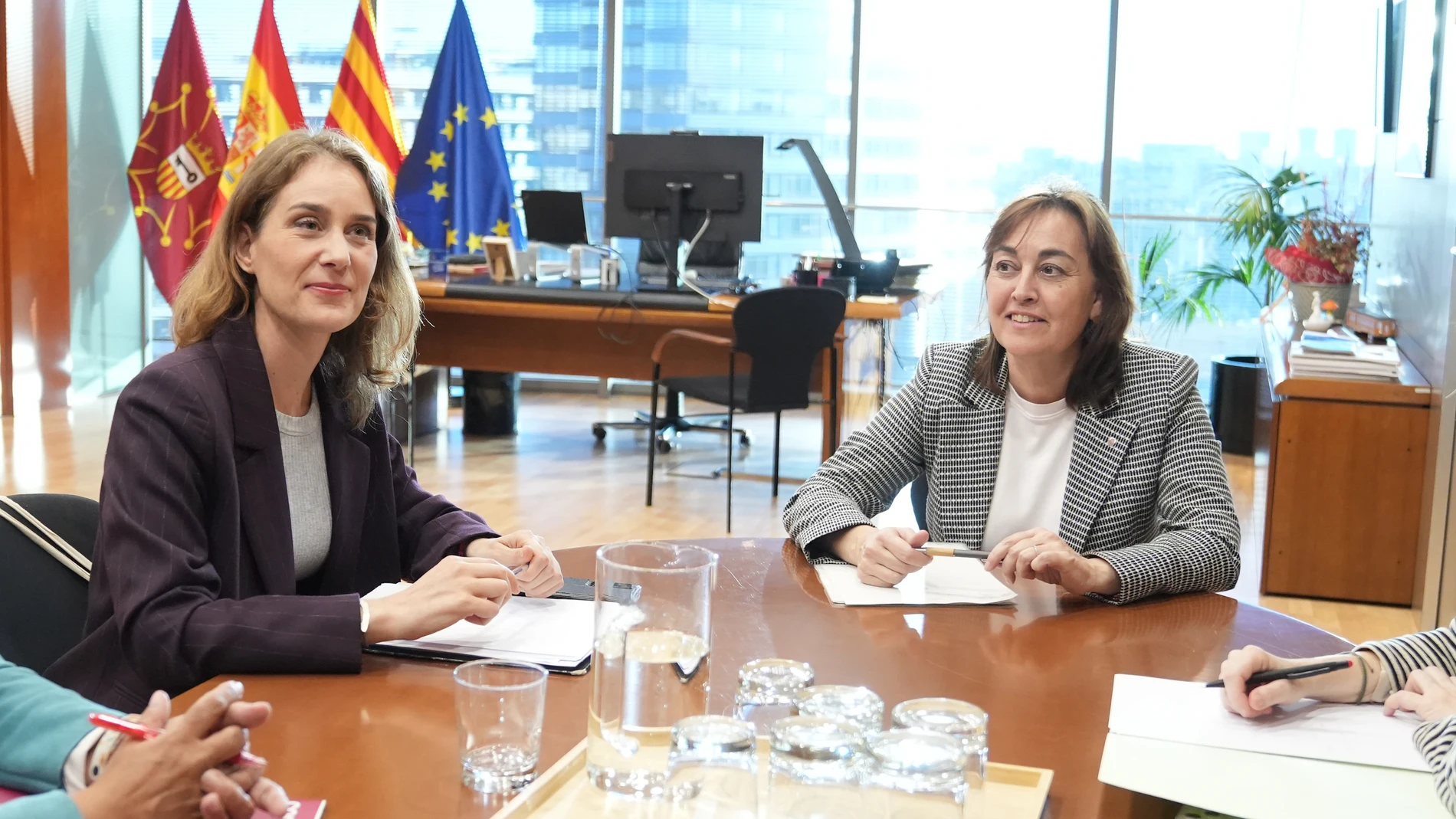 La presidenta de los Comunes, Jéssica Albiach; y la portavoz del Govern, Sílvia Paneque, en una reunión