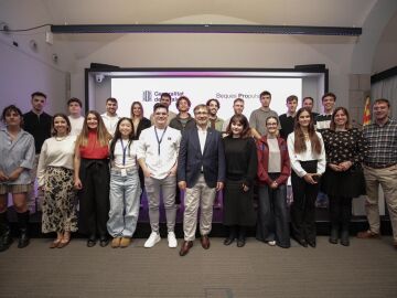El conseller Vila con los ganadores de las Beques Propulsió 2024