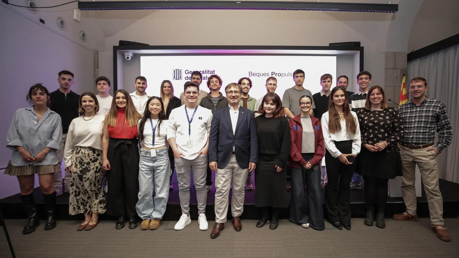 El conseller Vila con los ganadores de las Beques Propulsió 2024