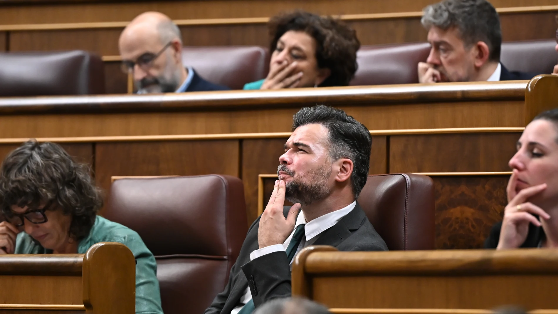 MADRID, 28/10/2025.- El portavoz de Esquerra Republicana de Catalunya Gabriel Rufián (c) durante el pleno celebrado este martes en el Congreso de los Diputados, en Madrid. EFE/ Fernando Villar