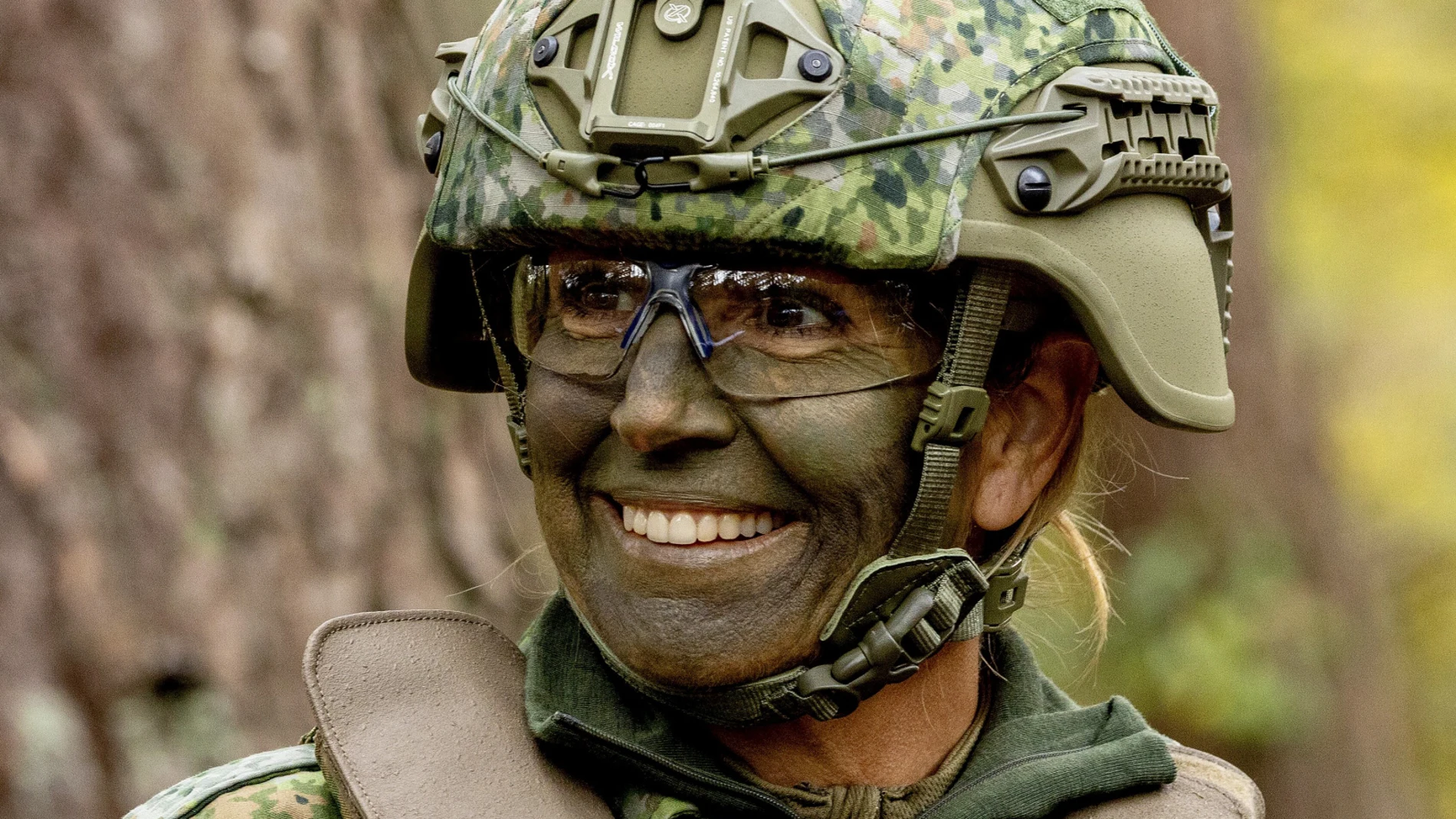 La Reina Máxima de los Países Bajos, pintada y vestida de camuflaje