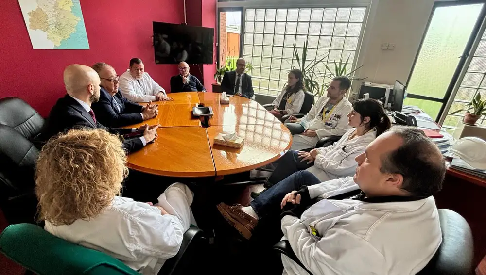 Vázquez junto con Morala y los cuatro nuevos oncólogos de Ponferrada