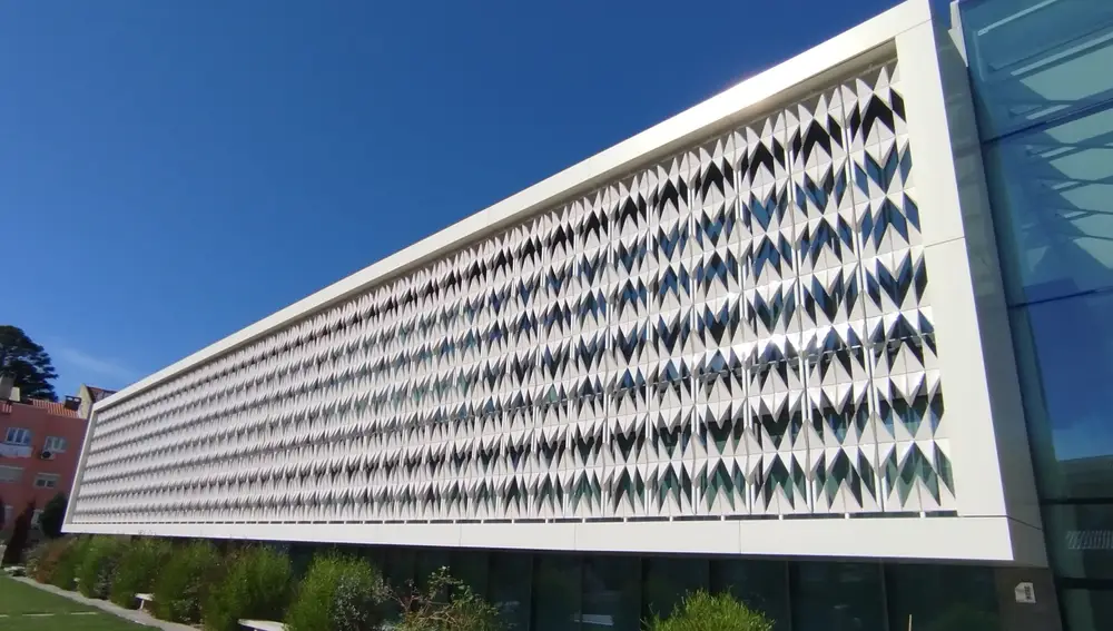 Impresionante trabajo de la ceramista María Ana Vasco Costa en la fachada de uno de los edificios modernos