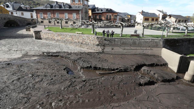 Las cenizas de los incendios forestales convierten en lodazal el río de Molinaseca (León)