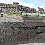 Las cenizas de los incendios forestales convierten en lodazal el río de Molinaseca (León)