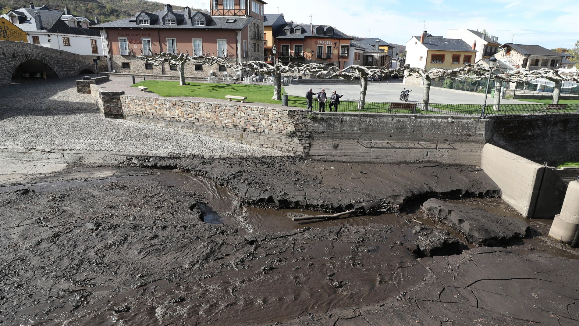 MOLINASECA (LEÓN), 28/10/2025.- Un lodazal, debido a las cenizas de los incendios forestales, es este martes el cauce del río Meruelo a su paso por Molinaseca, municipio perteneciente a la red de los Pueblos más Bonitos de España y paso de referencia para los peregrinos que hacen el Camino de Santiago en su ruta más histórica y tradicional. EFE/ Ana F. Barredo