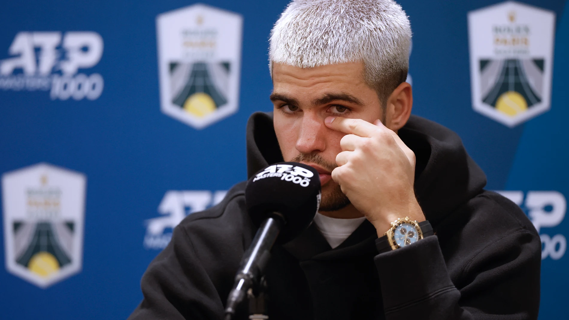 Nanterre (France), 28/10/2025.- Carlos Alcaraz of Spain speaks during a press conference following his loss in the second round match against Cameron Norrie of Great Britain at the ATP Paris Masters tennis tournament in Nanterre, outside Paris, France, 28 October 2025. (Tenis, Francia, Gran Bretaña, España, Reino Unido) EFE/EPA/YOAN VALAT