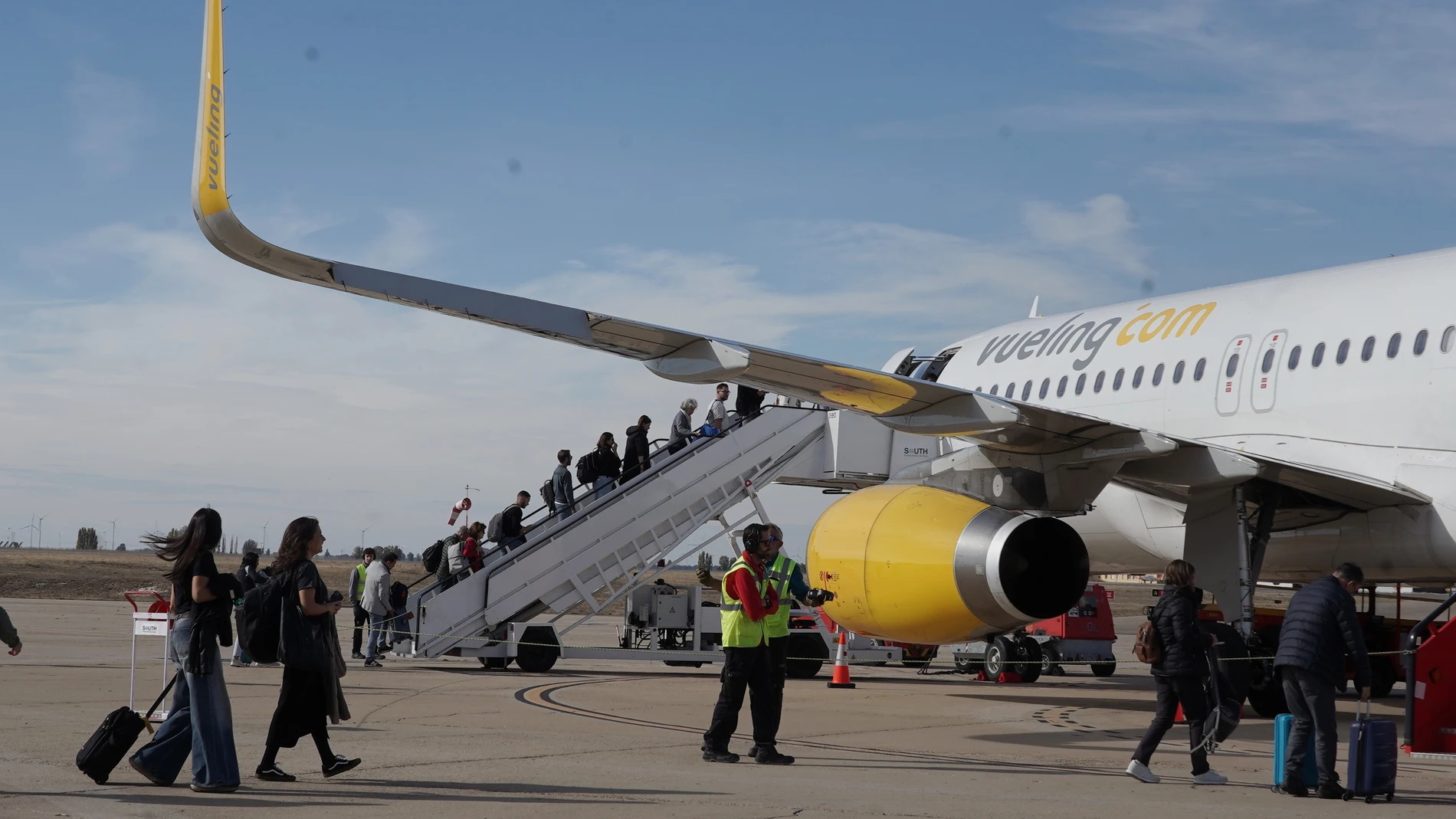 Pasajeros en el aeropuerto de Villanubla con destino Barcelona