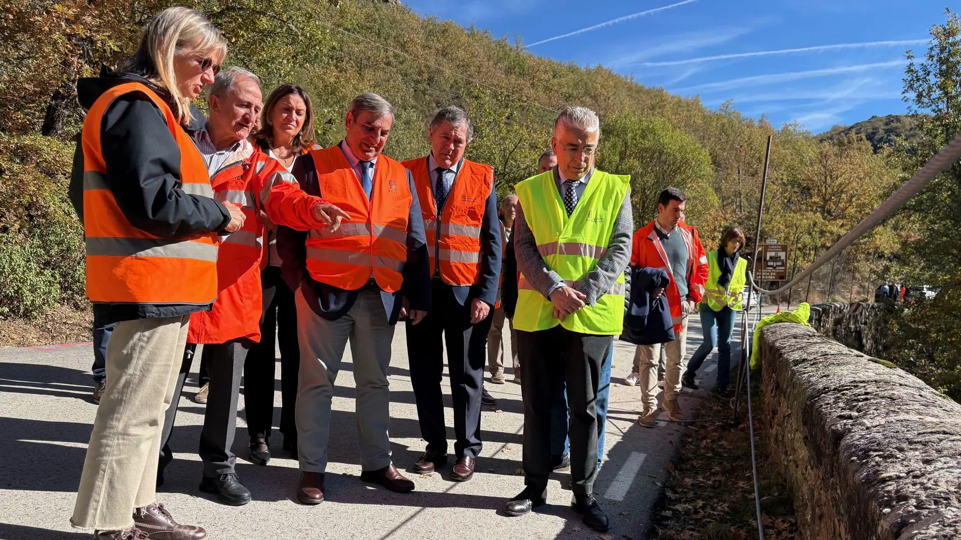 El consejero Sanz Merino comprueba el estado de las obras en la carretera afectada