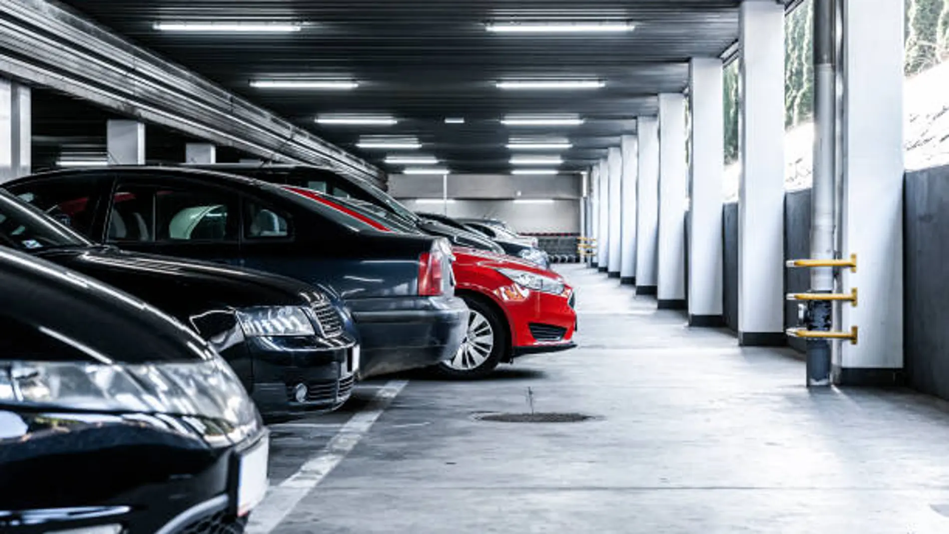 ¿Te pueden multar en el parking de un centro comercial? Esto dice la ley