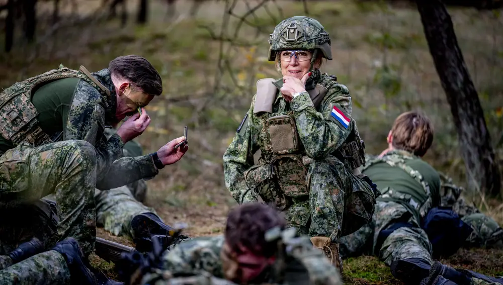 La Reina Máxima participa en las pruebas militares