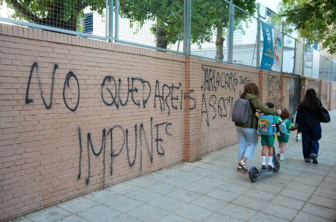 Pintadas en la fachada del Colegio Irlandesas Loreto. Pintadas en la fachada del Colegio Irlandesas Loreto.