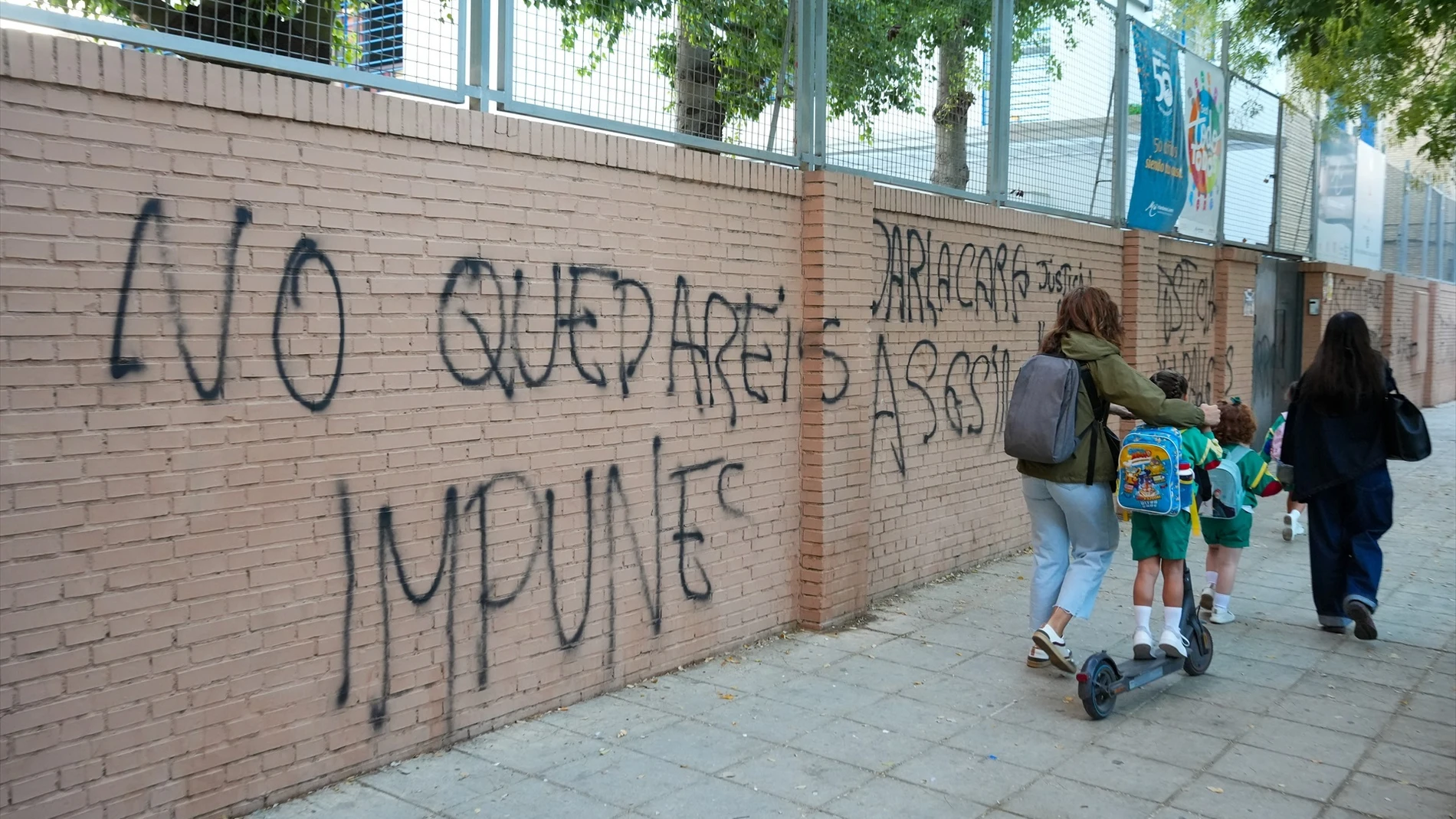 Pintadas en la fachada del Colegio Irlandesas Loreto.
