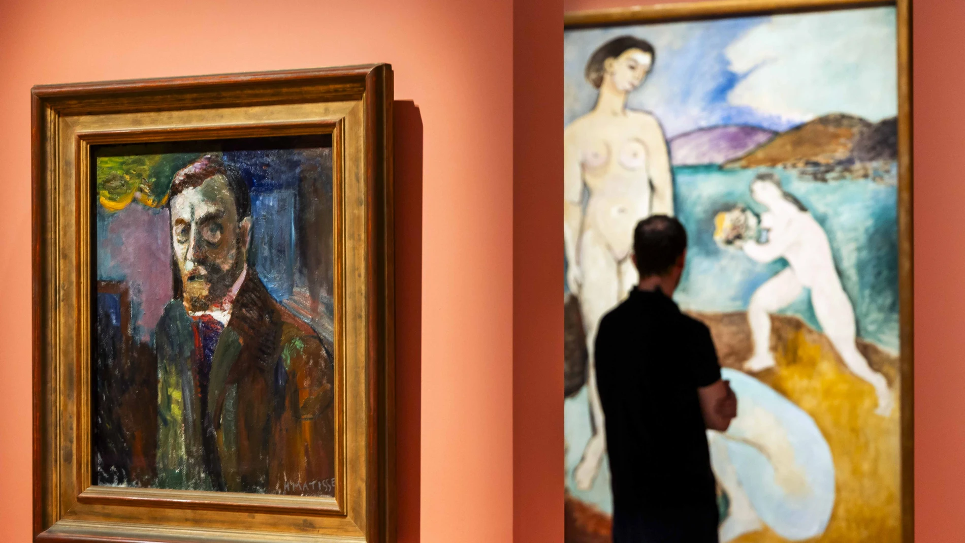 En primer plano, «Autorretrato» y, al fondo, «Luxe 1», de Matisse, en Madrid