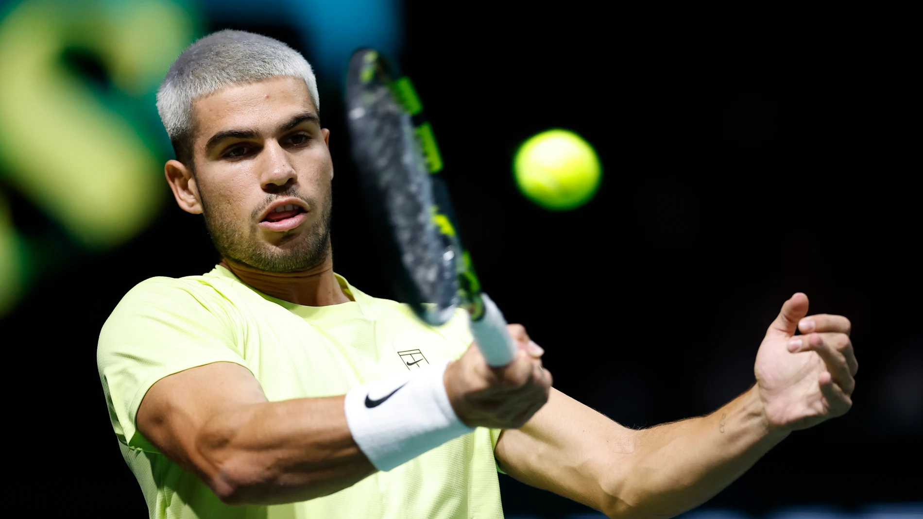 Nanterre (France), 28/10/2025.- Carlos Alcaraz of Spain in action during his second round match against Cameron Norrie of Great Britain at the ATP Paris Masters tennis tournament in Nanterre, outside Paris, France, 28 October 2025. (Tenis, Francia, Gran Bretaña, España, Reino Unido) EFE/EPA/YOAN VALAT