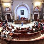 Valencia.- La memoria de Ernest Lluch deriva en un agrio cruce de acusaciones entre los grupos municipales en el pleno