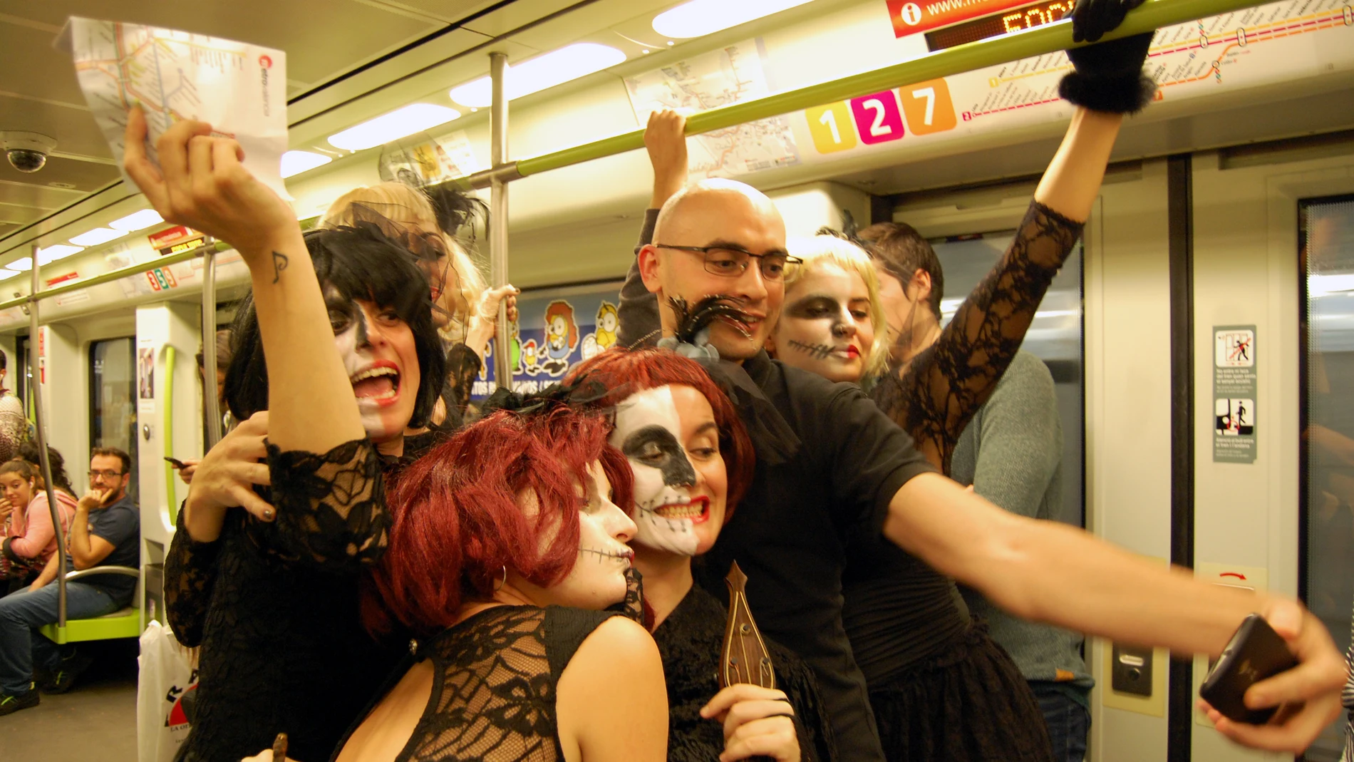 Usuarios del metro en la noche de Halloween REMITIDA / HANDOUT por GVA Fotografía remitida a medios de comunicación exclusivamente para ilustrar la noticia a la que hace referencia la imagen, y citando la procedencia de la imagen en la firma 28/10/2025