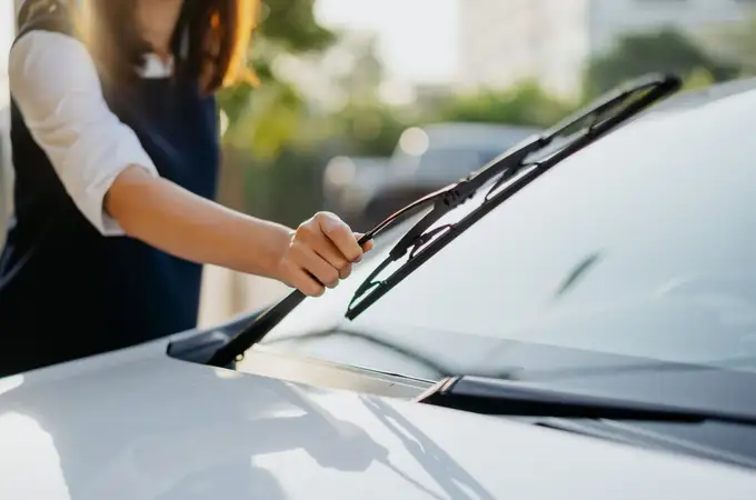 ¿Marcas del limpiaparabrisas en la luna del coche? Un truco sencillo te devuelve la visión clara ¿Marcas del limpiaparabrisas en la luna del coche? Un truco sencillo te devuelve la visión clara