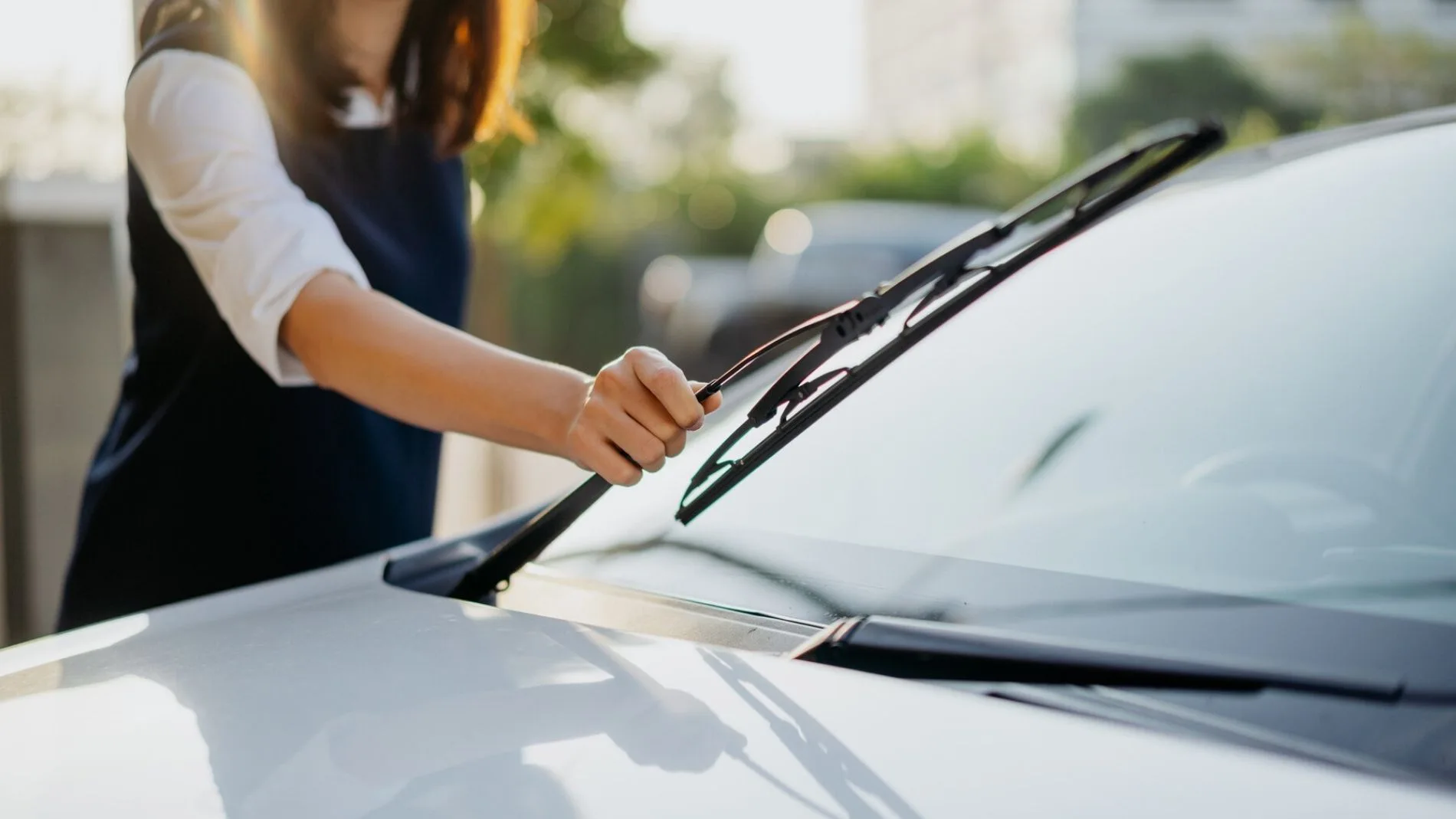 ¿Marcas del limpiaparabrisas en la luna del coche? Un truco sencillo te devuelve la visión clara