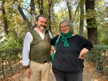 Clara Obligado y Raúl de Tapia rodeados de la naturaleza que tanto aman Clara Obligado y Raúl de Tapia rodeados de la naturaleza que tanto aman