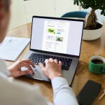 Un cliente de Cajamar consulta su p&aacute;gina web