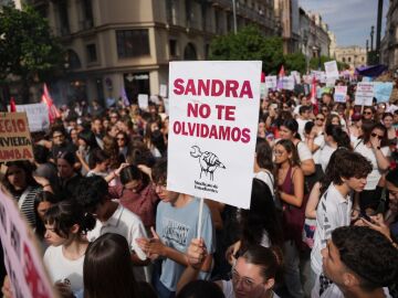 Pancartas con 'No a la violencia escolar' arropan a la familia de Sandra Peña por las calles de Sevilla