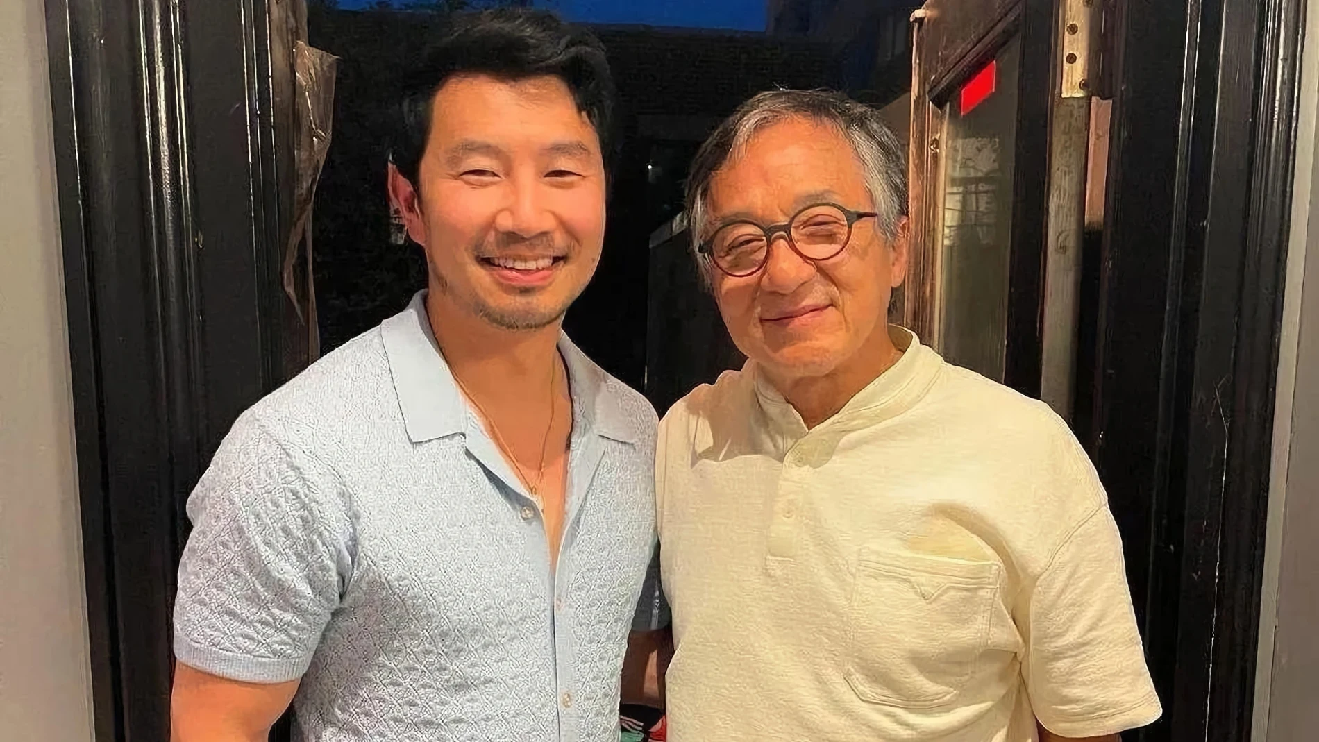 El actor Simu Liu advierte sobre el peligro de la IA entre los nuevos actores y sobre el tecnofeudalismo