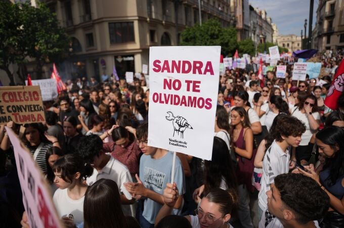 Sevilla.-Pancartas con 'No a la violencia escolar' arropan a la familia de Sandra Peña por las calles de Sevilla Sevilla.-Pancartas con 'No a la violencia escolar' arropan a la familia de Sandra Peña por las calles de Sevilla