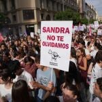 Sevilla.-Pancartas con 'No a la violencia escolar' arropan a la familia de Sandra Peña por las calles de Sevilla