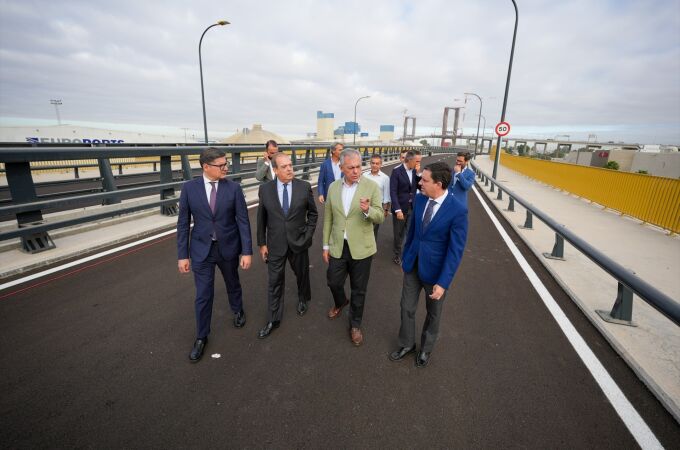 El alcalde de Sevilla, José Luis Sanz, visita la nueva carretera que conecta Palmas Altas con la Avenida de las Razas junto al director territorial en Andalucía Occidental de Metrovacesa, Antonio Gil El alcalde de Sevilla, José Luis Sanz, visita la nueva carretera que conecta Palmas Altas con la Avenida de las Razas junto al director territorial en Andalucía Occidental de Metrovacesa, Antonio Gil