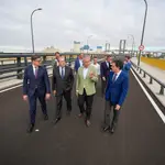 El alcalde de Sevilla, José Luis Sanz, visita la nueva carretera que conecta Palmas Altas con la Avenida de las Razas junto al director territorial en Andalucía Occidental de Metrovacesa, Antonio Gil