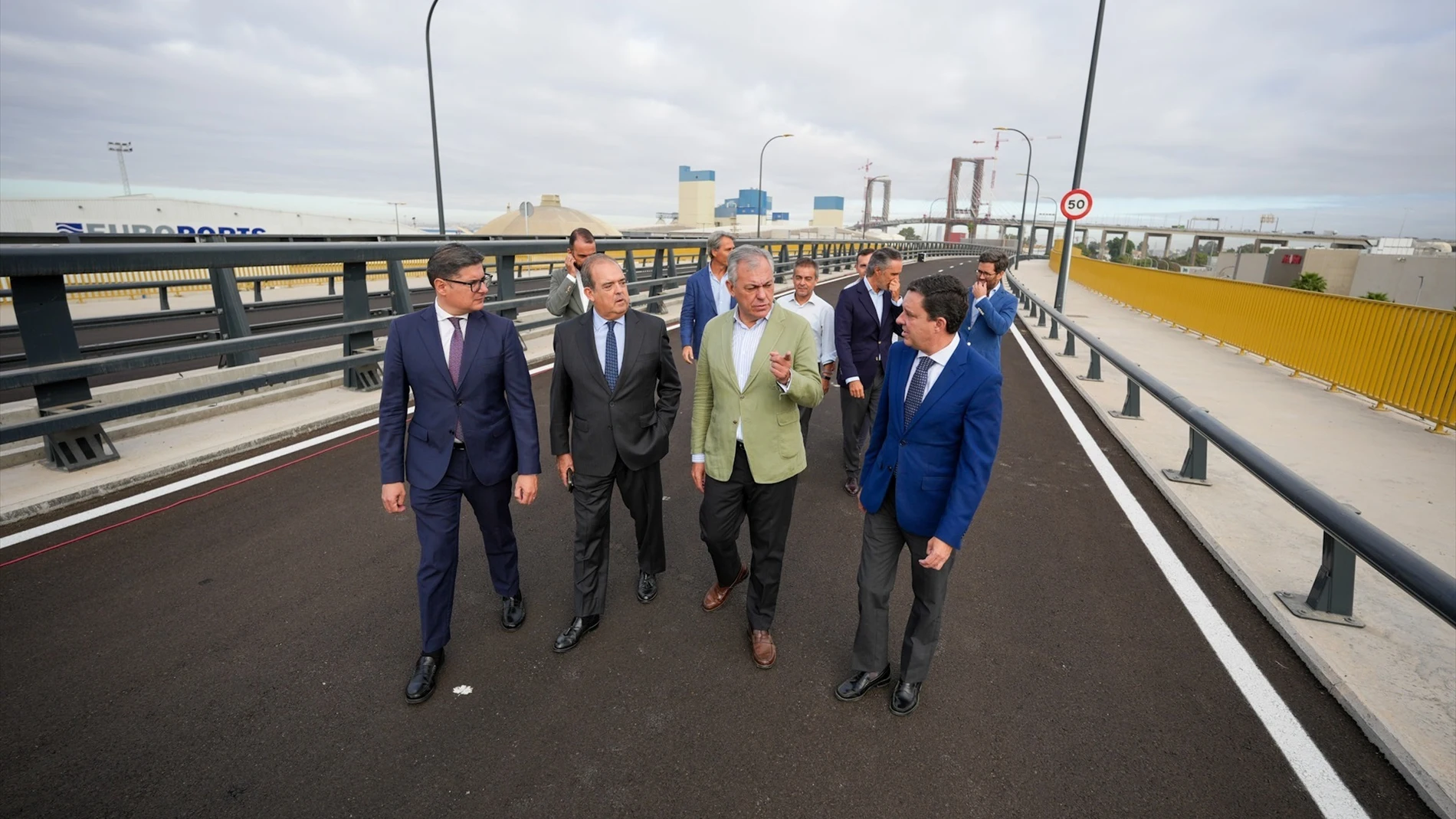 El alcalde de Sevilla, José Luis Sanz, visita la nueva carretera que conecta Palmas Altas con la Avenida de las Razas junto al director territorial en Andalucía Occidental de Metrovacesa, Antonio Gil