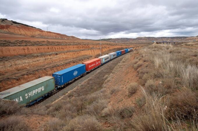 GRAF4247. TERUEL, 03/01/2019.- Vista de un tren de mercancías en la línea de ferrocarril Teruel- Zaragoza, cerca del municipio de Navarrete del Río, Teruel. El problema ferroviario en Teruel se puede medir en kilómetros por hora, en concreto los 70 kilómetros por hora que no puede rebasar el llamado "tren más lento de España". Tan lento que en algunos tramos hasta lo adelanta un tractor. Recordar la precaria situación de la línea ferroviaria que atraviesa la provincia turolense viene a cuento por la avería que hace dos días paralizó un tren de la conexión Madrid-Badajoz, causando indignación entre pasajeros y agentes políticos y sociales de Extremadura. Ésta es una comunidad sin servicio de ferrocarril de primer nivel, pero en zonas de Aragón sucede casi lo mismo.- EFE/Antonio García GRAF4247. TERUEL, 03/01/2019.- Vista de un tren de mercancías en la línea de ferrocarril Teruel- Zaragoza, cerca del municipio de Navarrete del Río, Teruel. El problema ferroviario en Teruel se puede medir en kilómetros por hora, en concreto los 70 kilómetros por hora que no puede rebasar el llamado "tren más lento de España". Tan lento que en algunos tramos hasta lo adelanta un tractor. Recordar la precaria situación de la línea ferroviaria que atraviesa la provincia turolense viene a cuento por la avería que hace dos días paralizó un tren de la conexión Madrid-Badajoz, causando indignación entre pasajeros y agentes políticos y sociales de Extremadura. Ésta es una comunidad sin servicio de ferrocarril de primer nivel, pero en zonas de Aragón sucede casi lo mismo.- EFE/Antonio García