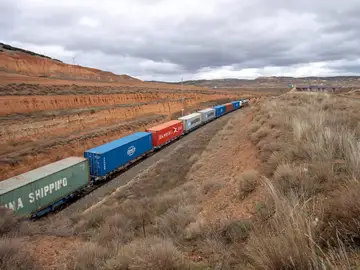 GRAF4247. TERUEL, 03/01/2019.- Vista de un tren de mercancías en la línea de ferrocarril Teruel- Zaragoza, cerca del municipio de Navarrete del Río, Teruel. El problema ferroviario en Teruel se puede medir en kilómetros por hora, en concreto los 70 kilómetros por hora que no puede rebasar el llamado "tren más lento de España". Tan lento que en algunos tramos hasta lo adelanta un tractor. Recordar la precaria situación de la línea ferroviaria que atraviesa la provincia turolense viene a cuento por la avería que hace dos días paralizó un tren de la conexión Madrid-Badajoz, causando indignación entre pasajeros y agentes políticos y sociales de Extremadura. Ésta es una comunidad sin servicio de ferrocarril de primer nivel, pero en zonas de Aragón sucede casi lo mismo.- EFE/Antonio García GRAF4247. TERUEL, 03/01/2019.- Vista de un tren de mercancías en la línea de ferrocarril Teruel- Zaragoza, cerca del municipio de Navarrete del Río, Teruel. El problema ferroviario en Teruel se puede medir en kilómetros por hora, en concreto los 70 kilómetros por hora que no puede rebasar el llamado "tren más lento de España". Tan lento que en algunos tramos hasta lo adelanta un tractor. Recordar la precaria situación de la línea ferroviaria que atraviesa la provincia turolense viene a cuento por la avería que hace dos días paralizó un tren de la conexión Madrid-Badajoz, causando indignación entre pasajeros y agentes políticos y sociales de Extremadura. Ésta es una comunidad sin servicio de ferrocarril de primer nivel, pero en zonas de Aragón sucede casi lo mismo.- EFE/Antonio García