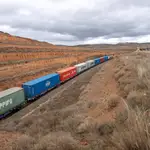 GRAF4247. TERUEL, 03/01/2019.- Vista de un tren de mercancías en la línea de ferrocarril Teruel- Zaragoza, cerca del municipio de Navarrete del Río, Teruel. El problema ferroviario en Teruel se puede medir en kilómetros por hora, en concreto los 70 kilómetros por hora que no puede rebasar el llamado "tren más lento de España". Tan lento que en algunos tramos hasta lo adelanta un tractor. Recordar la precaria situación de la línea ferroviaria que atraviesa la provincia turolense viene a cuento por la avería que hace dos días paralizó un tren de la conexión Madrid-Badajoz, causando indignación entre pasajeros y agentes políticos y sociales de Extremadura. Ésta es una comunidad sin servicio de ferrocarril de primer nivel, pero en zonas de Aragón sucede casi lo mismo.- EFE/Antonio García