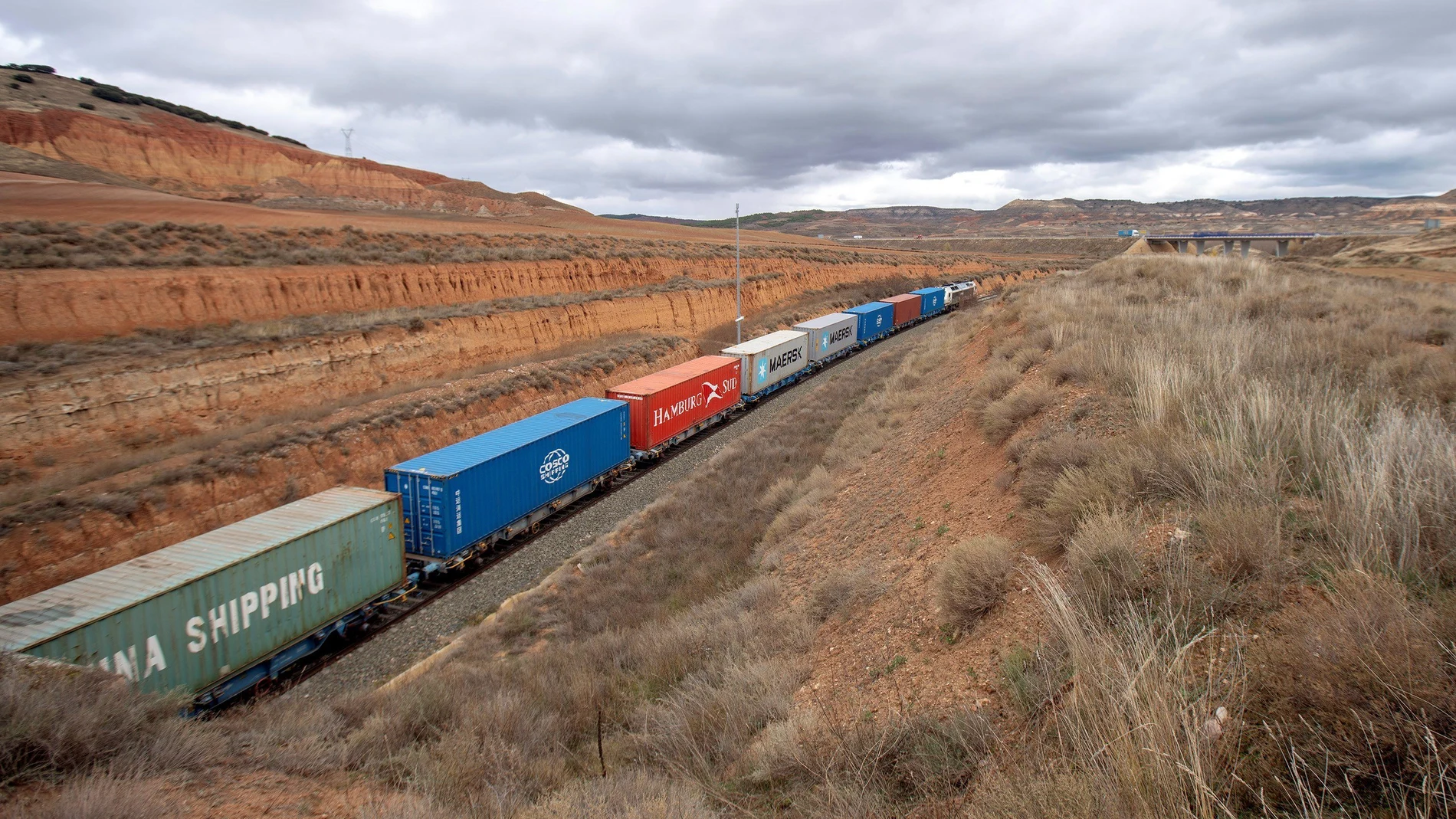 GRAF4247. TERUEL, 03/01/2019.- Vista de un tren de mercancías en la línea de ferrocarril Teruel- Zaragoza, cerca del municipio de Navarrete del Río, Teruel. El problema ferroviario en Teruel se puede medir en kilómetros por hora, en concreto los 70 kilómetros por hora que no puede rebasar el llamado "tren más lento de España". Tan lento que en algunos tramos hasta lo adelanta un tractor. Recordar la precaria situación de la línea ferroviaria que atraviesa la provincia turolense viene a cuento por la avería que hace dos días paralizó un tren de la conexión Madrid-Badajoz, causando indignación entre pasajeros y agentes políticos y sociales de Extremadura. Ésta es una comunidad sin servicio de ferrocarril de primer nivel, pero en zonas de Aragón sucede casi lo mismo.- EFE/Antonio García