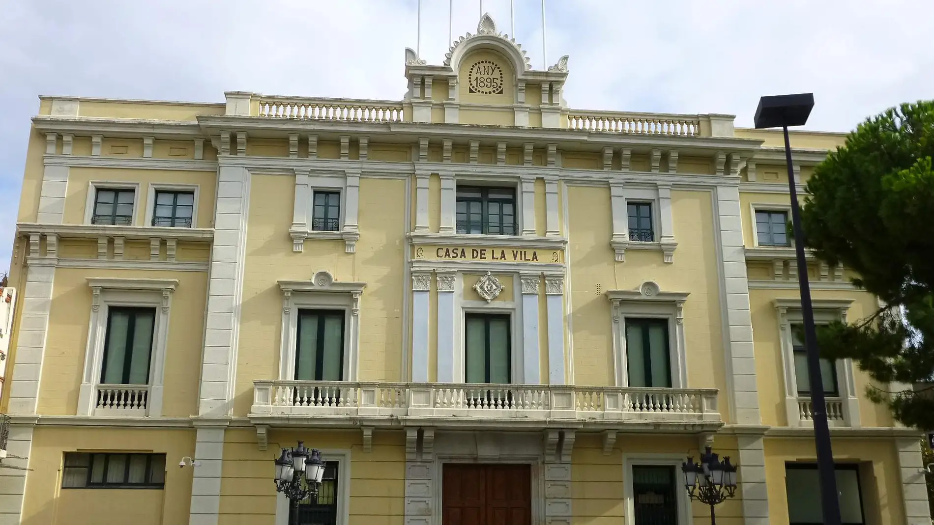 Fachada del Ayuntamiento de L'Hospitalet