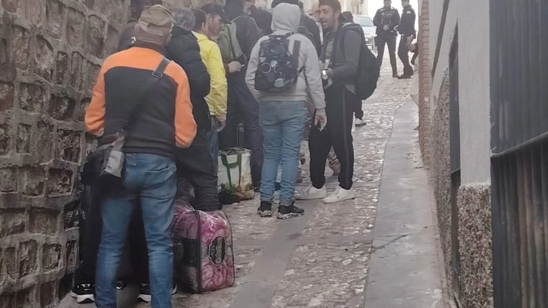 Un grupo de personas temporeras ante el Centro de Día Santa Clara.