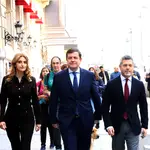 Mañueco llega a la preentación de la campaña en la Real Academia de Bellas Artes de San Fernando, en Madrid, junto a Mar Sancho y Julio López