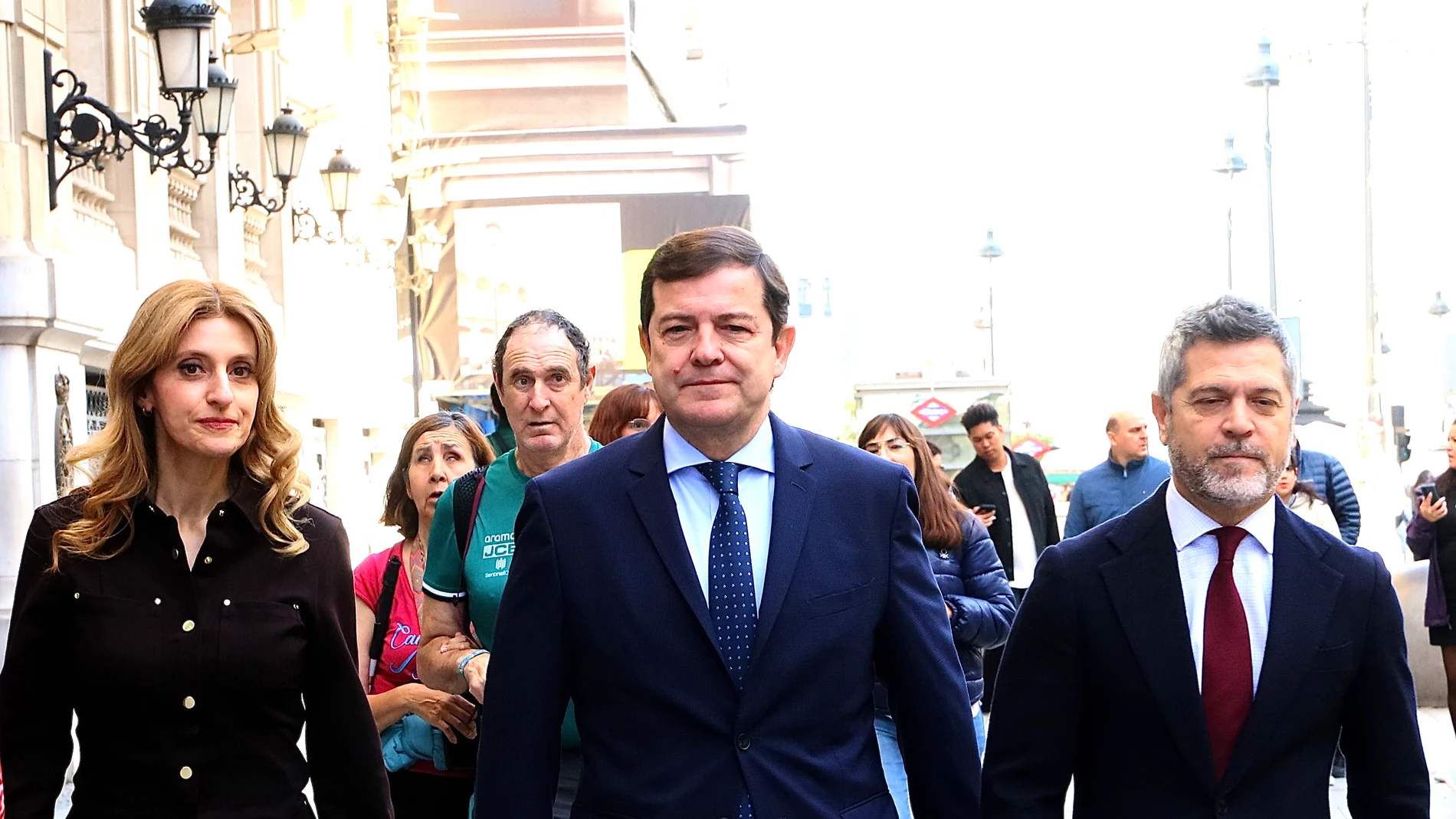 Mañueco llega a la preentación de la campaña en la Real Academia de Bellas Artes de San Fernando, en Madrid, junto a Mar Sancho y Julio López