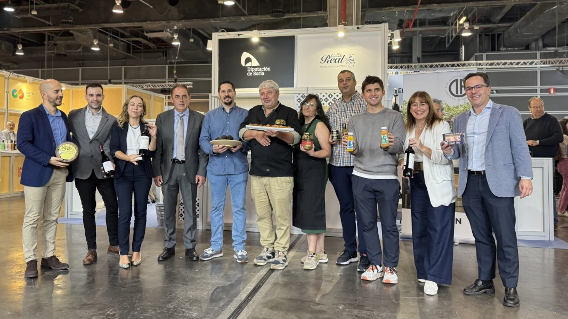 El presidente de la Diputación, Benito Serrano, y la vicepresidenta, María José Jiménez, visitan el espacio expositivo de la institución en la Feria Gastronómica de Valencia