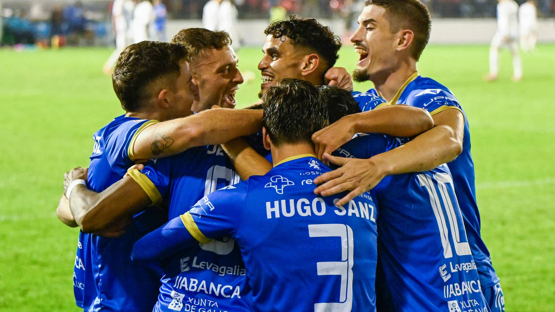 OURENSE, 28/10/2025.- Los jugadores del Ourense celebran tras marcar ante el Oviedo, durante el partido de primera ronda de la Copa del Rey fútbol que Ourense CF y Real Oviedo disputan este miércoles en el estadio de O Couto. EFE/Brais Lorenzo
