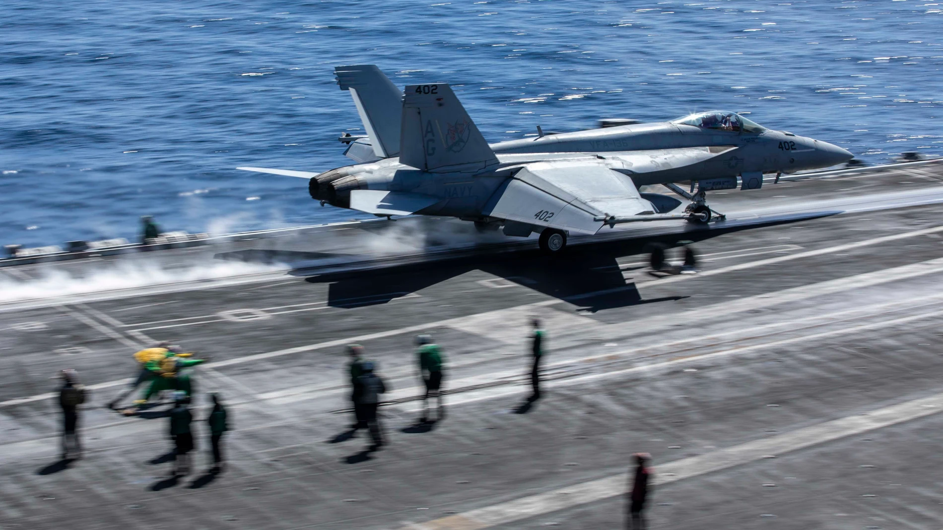 Avión de combate de Estados Unidos a punto de despegar