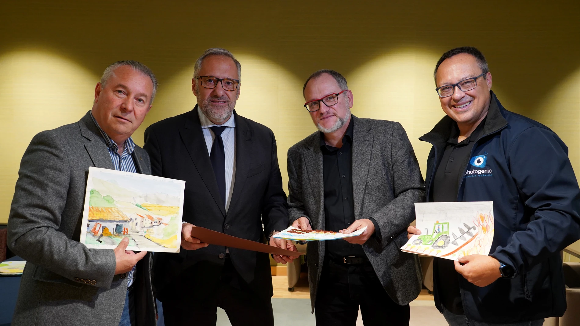 El presidente de las Cortes, Carlos Pollán; Donaciano Dujo, Miguel Ángel Santos y José María Nieto, con algunos de los trabajos