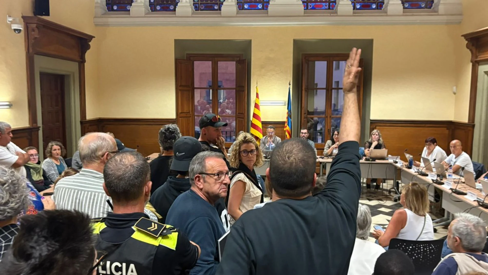 Tensión en el pleno municipal de Torelló por culpa de la inseguridad